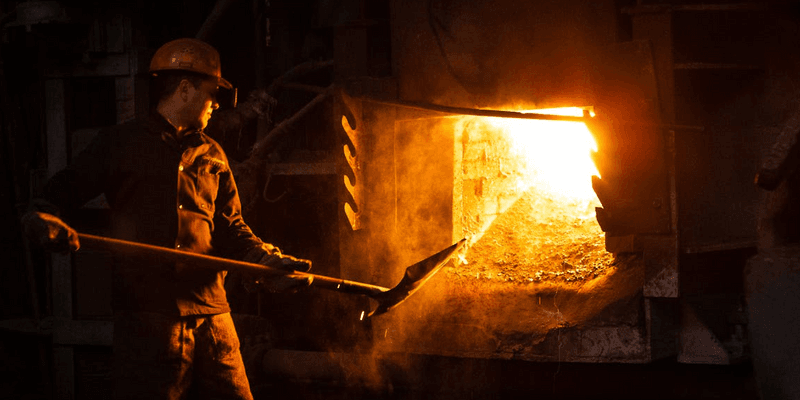 The Evolution of White-Collar vs. Blue-Collar Work in 2025 - Featured image