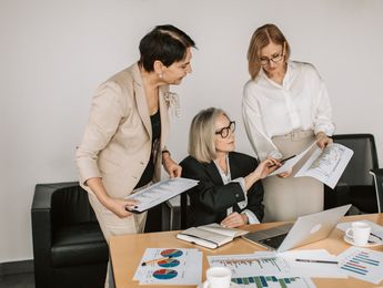 What is Formal Informal Communication: A Complete Guide For 2025  - Featured image